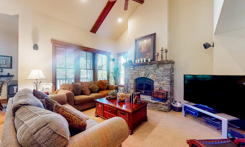 Wilderness retreat with hot tub access - wood-burning fireplace and W/D