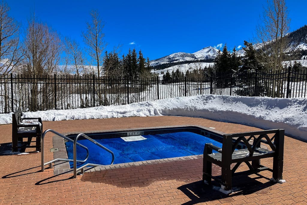 Wilderness retreat with hot tub access - wood-burning fireplace and W/D