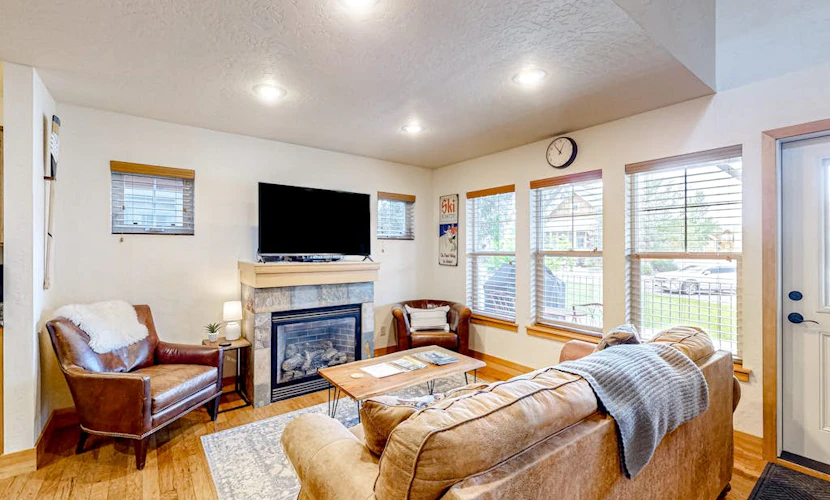 Home with patio, grill, fireplace, streaming, washer/dryer & AC