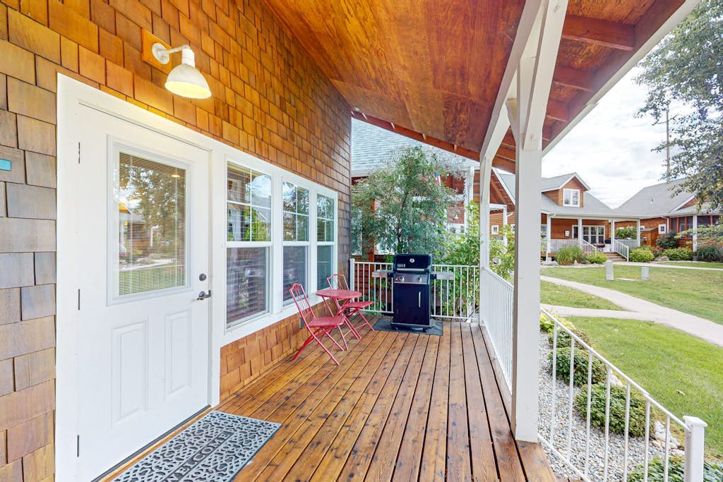 Home with patio, grill, fireplace, streaming, washer/dryer & AC