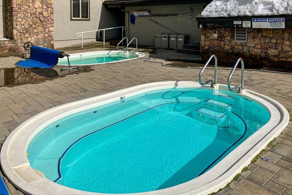 Spacious condo w/ shared pool, hot tub, and sauna - short walk to the slopes!