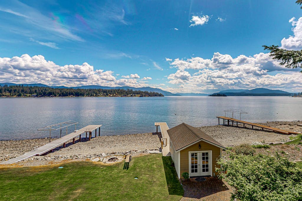 Lakefront home with kayaks, dock, WiFi, fireplaces, BBQ grill