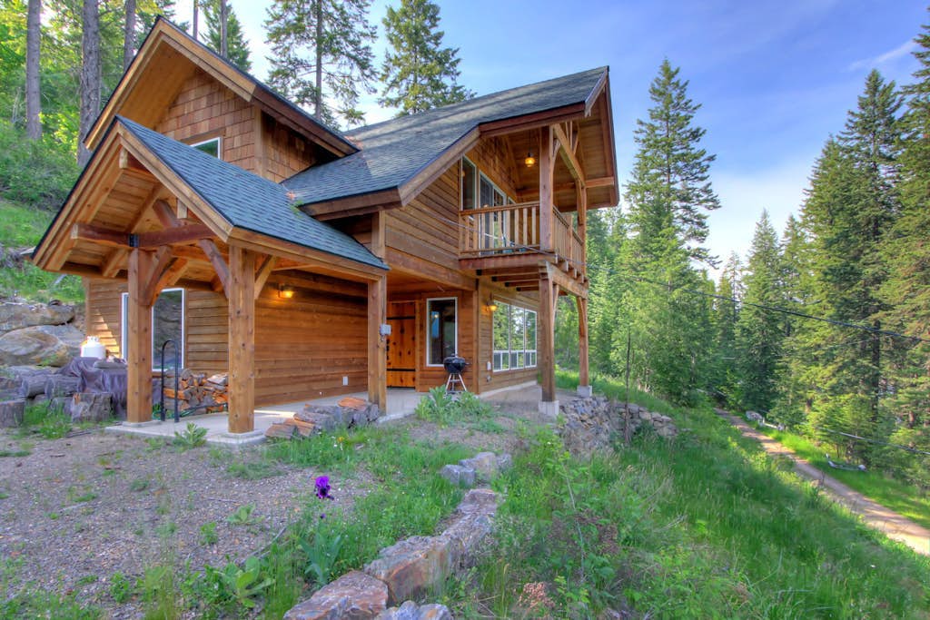 Rustic, dog-friendly cabin with wood-burning stove, lake & mountain views