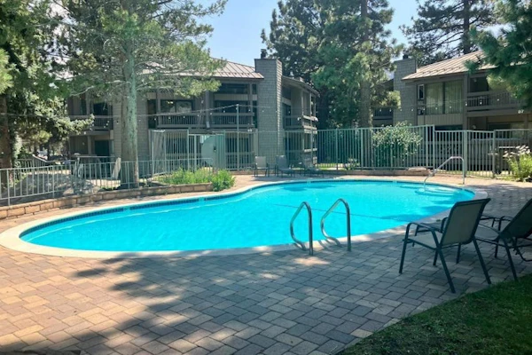 Three bedroom Condo w/Shared Pool, Hot Tub, Near Town and Ski Resort