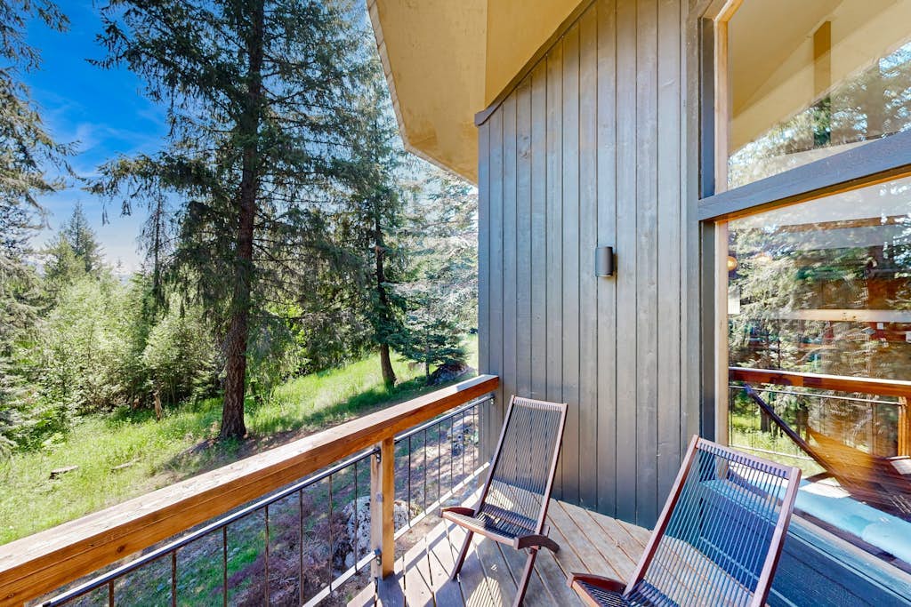 Dog-friendly cabin with private hot tub & central AC