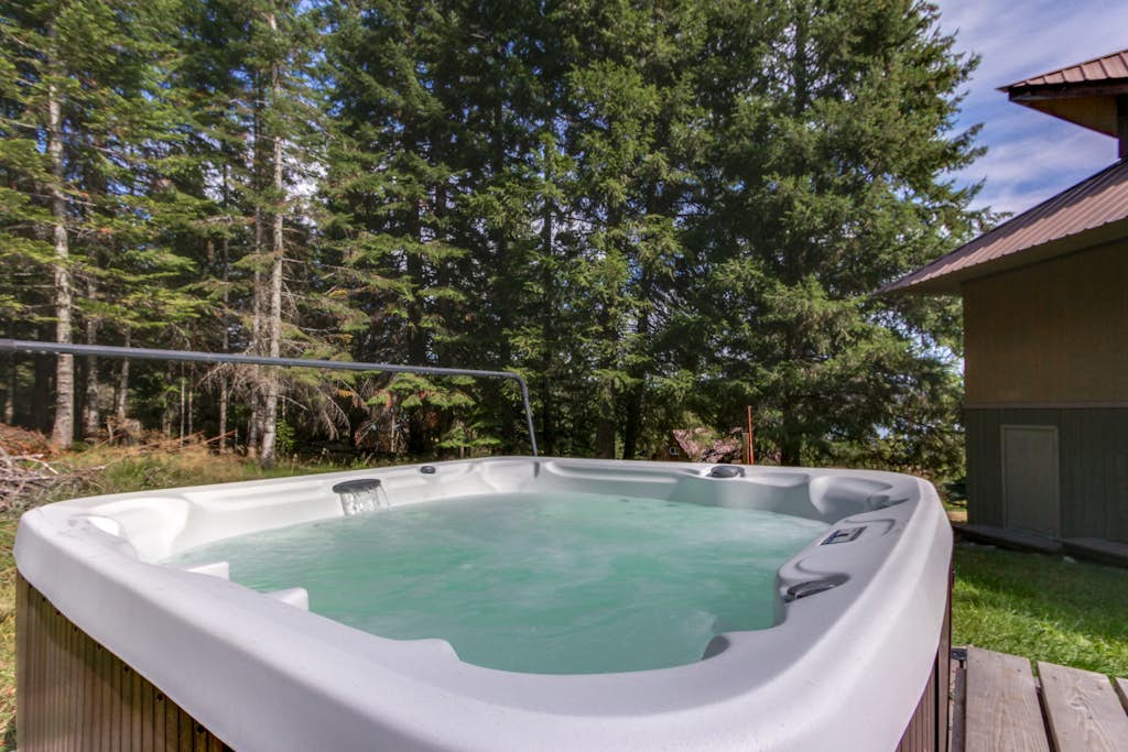 Dog-friendly cabin with private hot tub & central AC