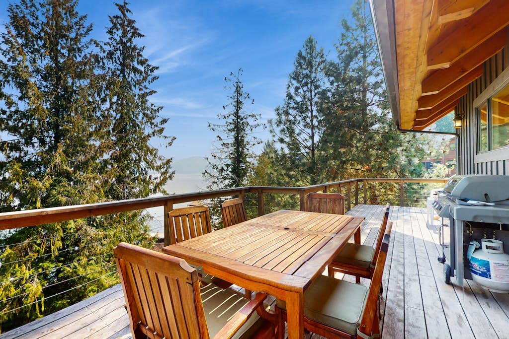 Beautiful lakefront lodge w/ views, private beach access, & large deck