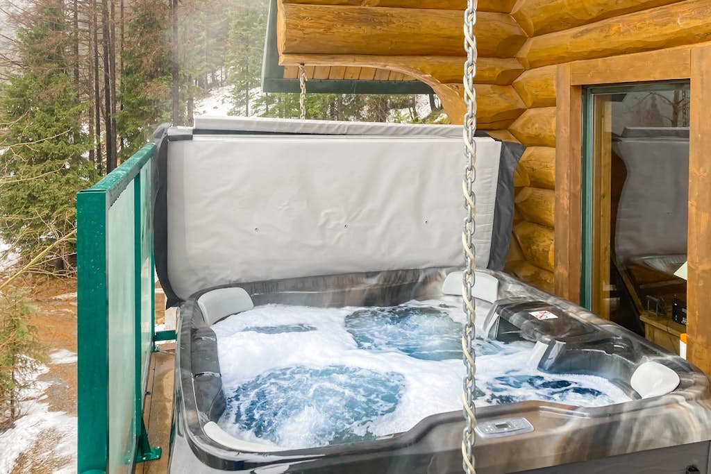 Remodeled log home on Schweitzer Mountain w/ private hot tub - 1/2 mile to lifts