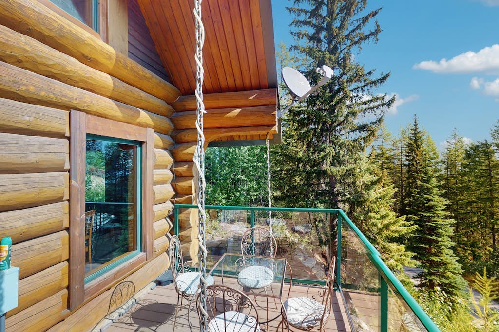 Remodeled log home on Schweitzer Mountain w/ private hot tub - 1/2 mile to lifts
