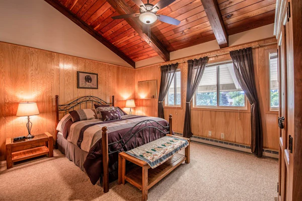 Waterfront condo w/ complimentary boat slip, shared pool, & sports courts