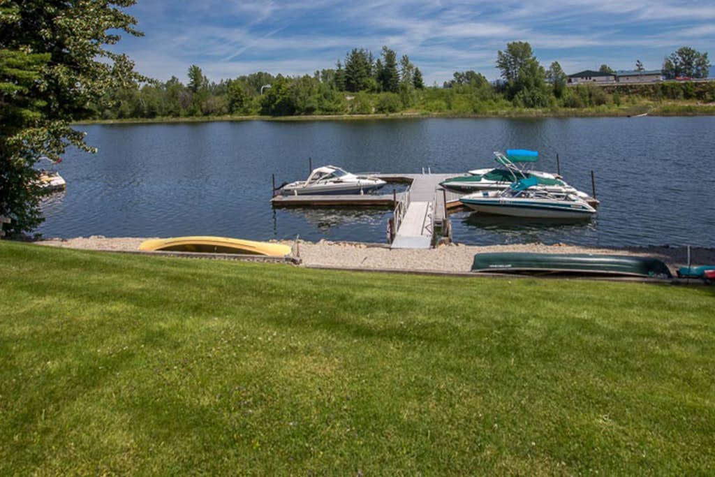 Waterfront condo - just minutes from downtown Sandpoint w/ a free boat slip