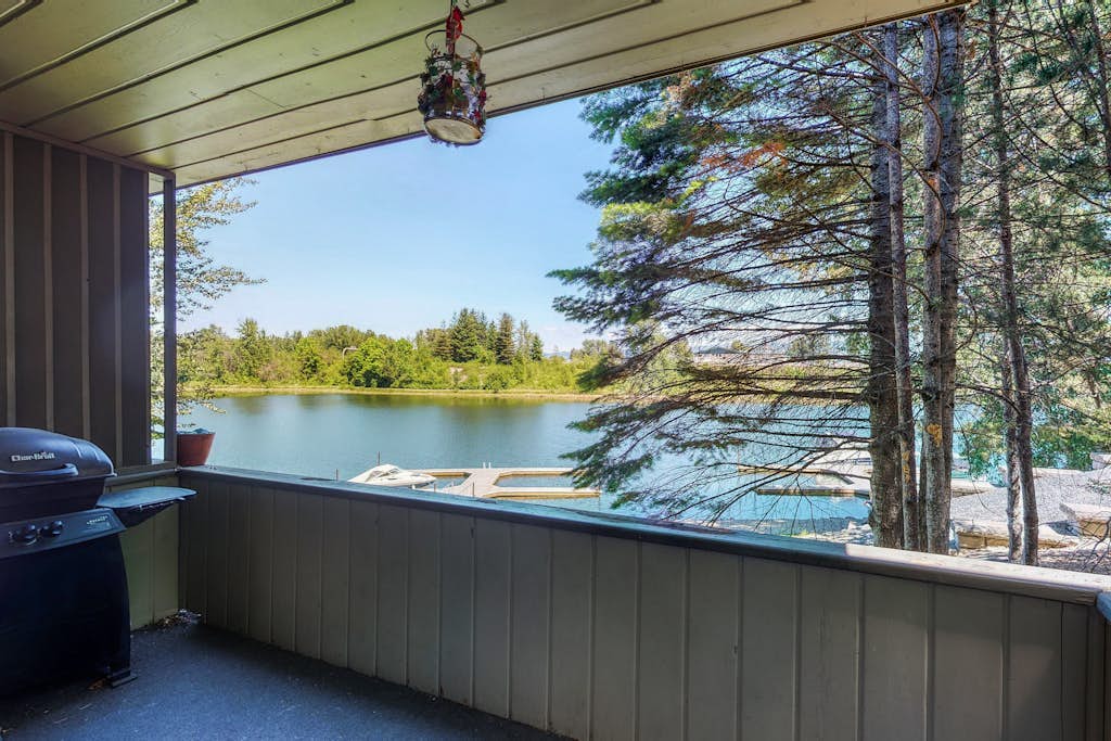 Waterfront condo - just minutes from downtown Sandpoint w/ a free boat slip