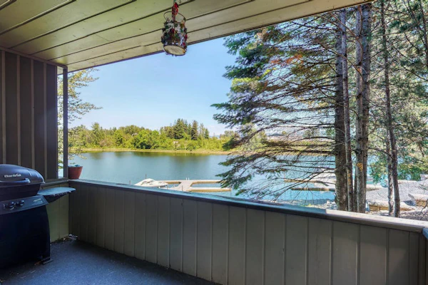 Waterfront condo - just minutes from downtown Sandpoint w/ a free boat slip