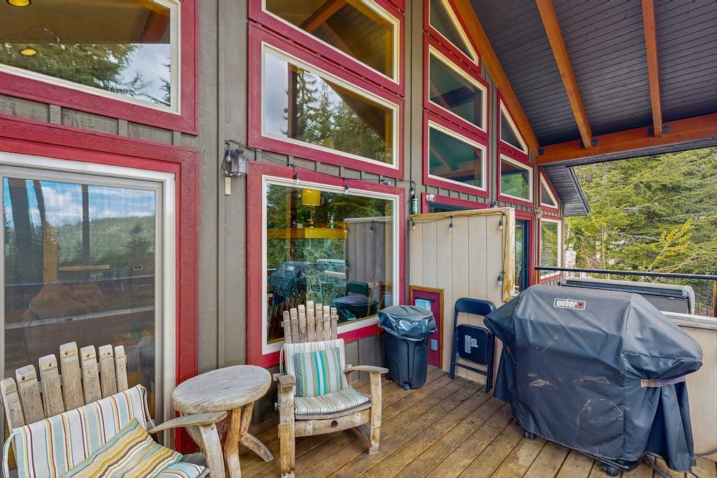 Schweitzer Mountain getaway with a private hot tub & easy ski slope access