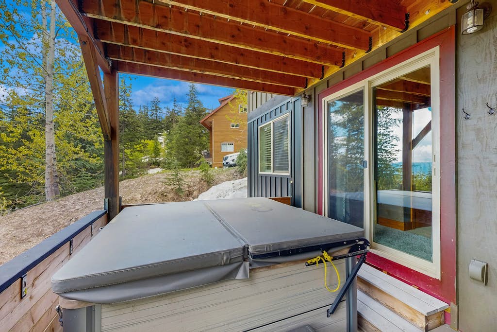 Schweitzer Mountain getaway with a private hot tub & easy ski slope access
