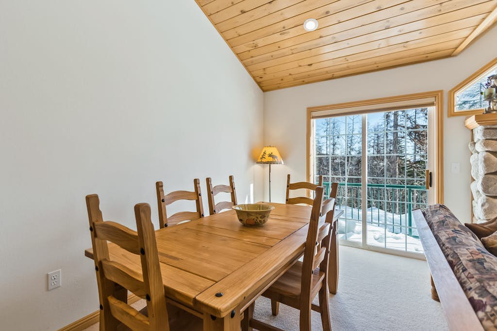 Updated Schweitzer Mt. condo w/ gas fireplace, full kitchen, & easy ski access
