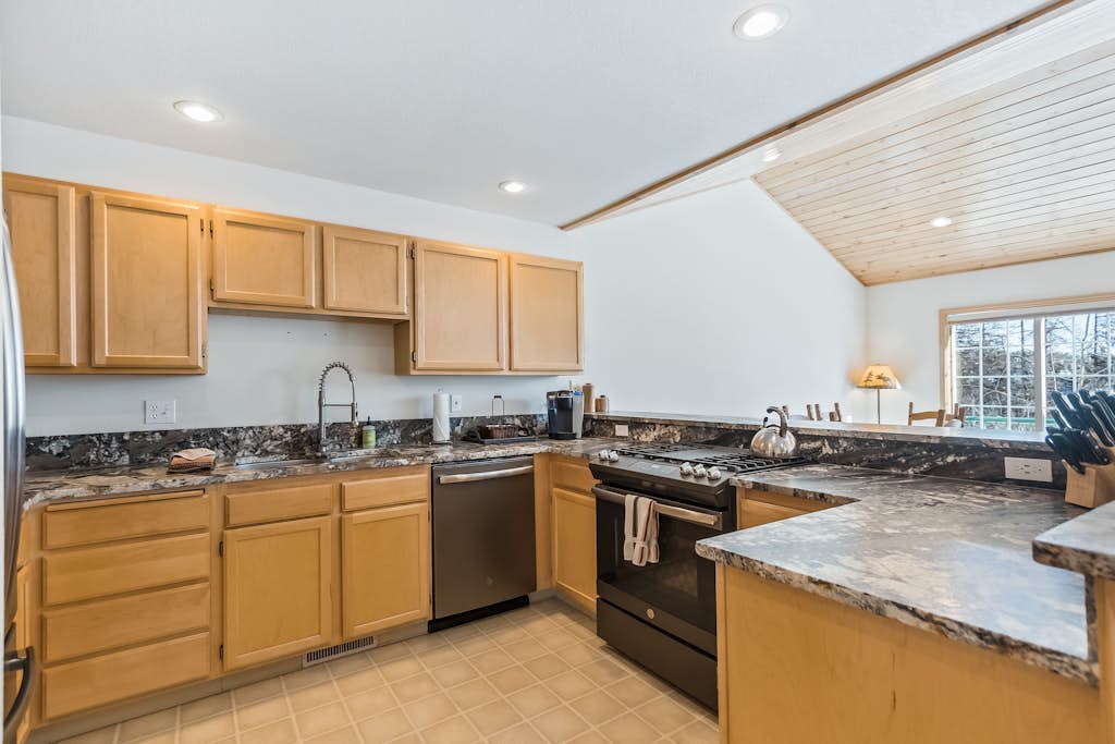 Updated Schweitzer Mt. condo w/ gas fireplace, full kitchen, & easy ski access
