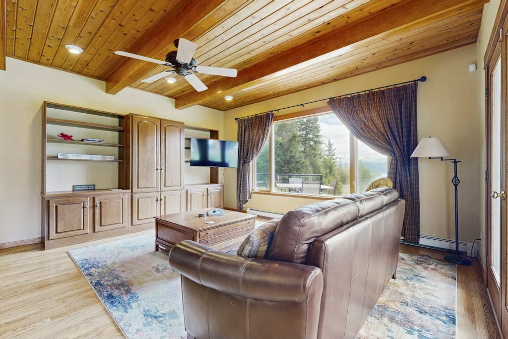 Family-friendly lake home with sunroom/private deck/hot tub + Netflix/free WiFi