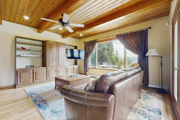 Family-friendly lake home with sunroom/private deck/hot tub + Netflix/free WiFi