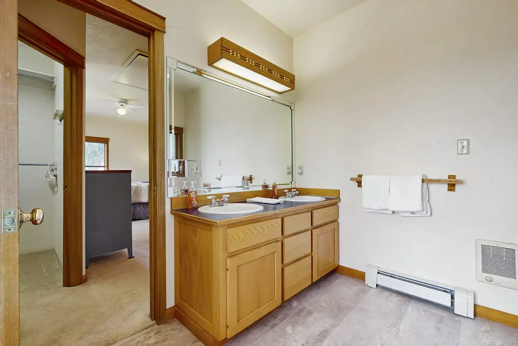 Lakeview Home on acreage with Hot Tub