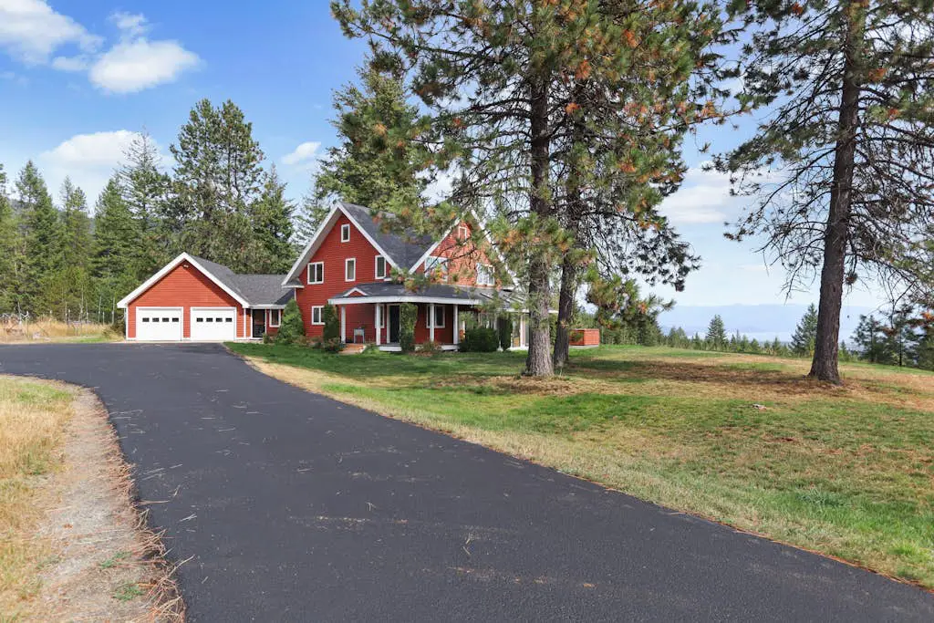Lakeview Home on acreage with Hot Tub