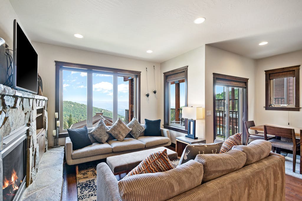 Ski-in/ski-out townhome with private hot tub & sauna, amazing view, prime locale