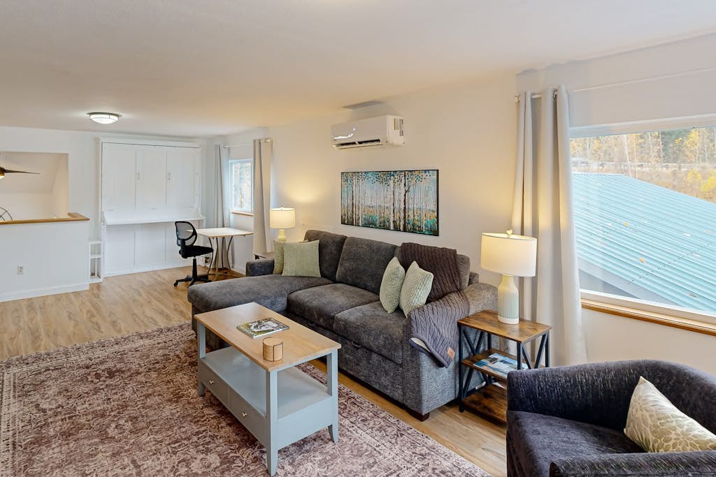Charming home with river views, spacious patio, BBQ, WiFi and streaming