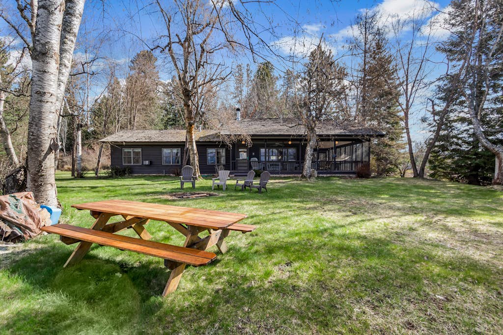 Waterfront hideaway with views, private dock on Pend Oreille River, kayaks & W/D