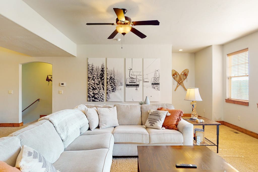 Tranquil condo near shopping with private hot tub, mountain view, deck, & W/D