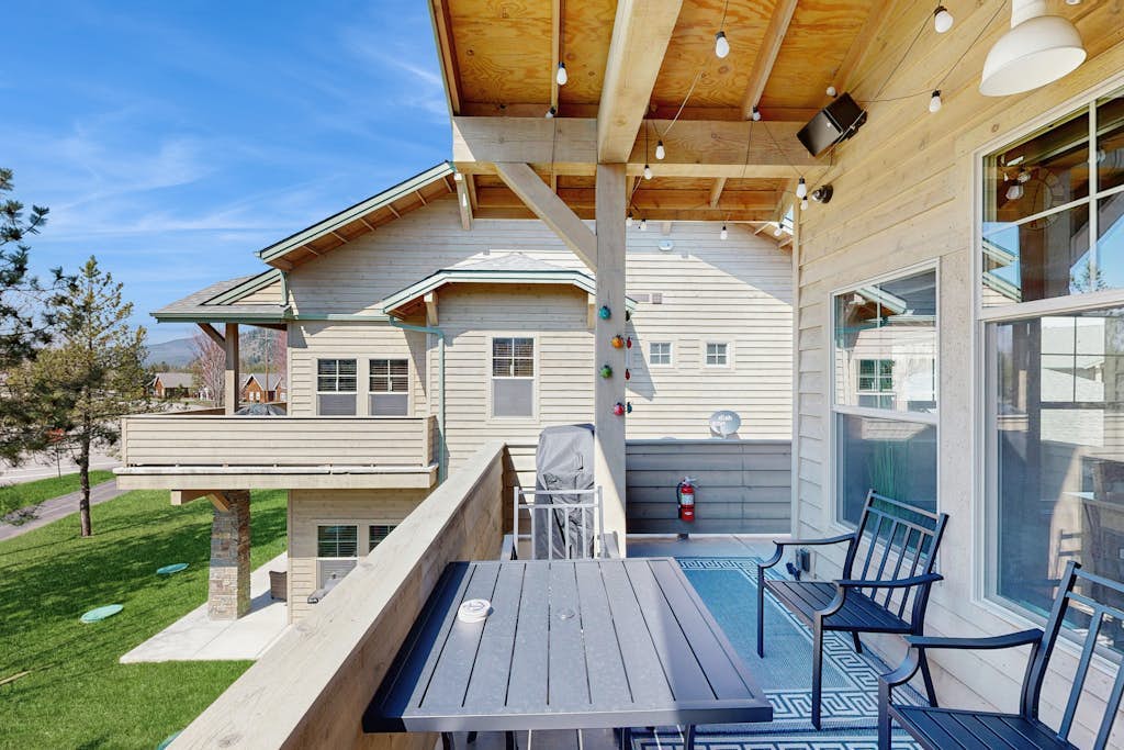 Beautiful condo with river views, deck, BBQ, WiFi, and nearby activities