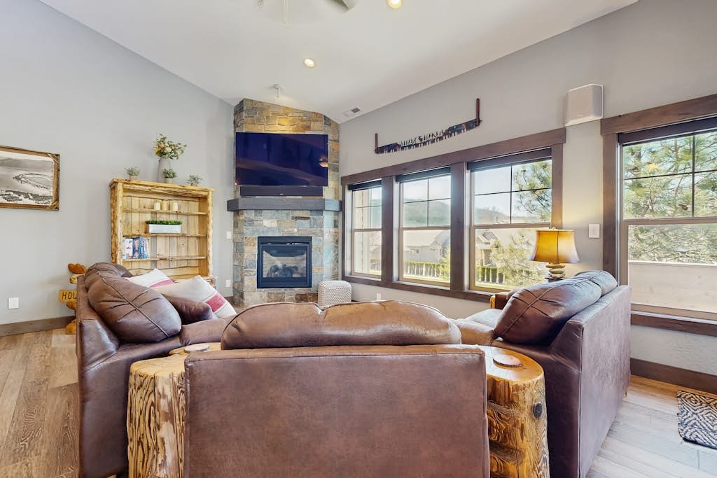 Beautiful condo with river views, deck, BBQ, WiFi, and nearby activities