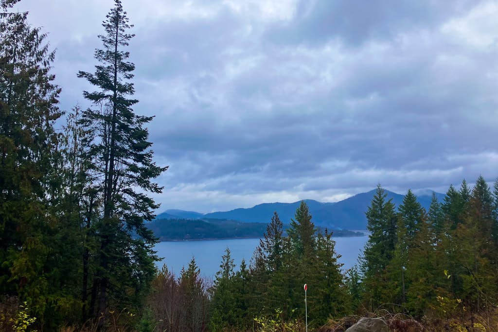 New and modern tinyhome with lake views, 10 min drive to Lake Pend Oreille, wifi