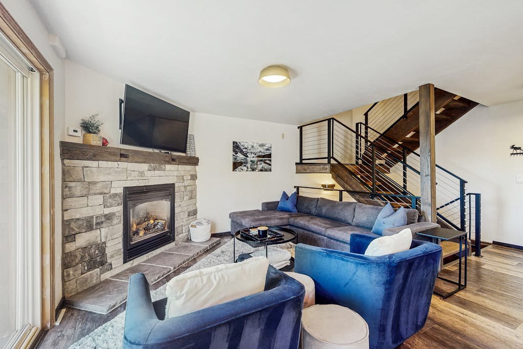 Half mile from Schweitzer Ski Resort, family and pet friendly with forest views