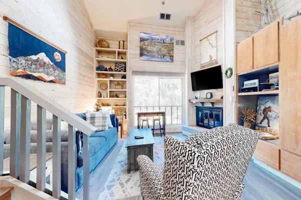 Mountain studio & loft with fireplace, near skiing & trails