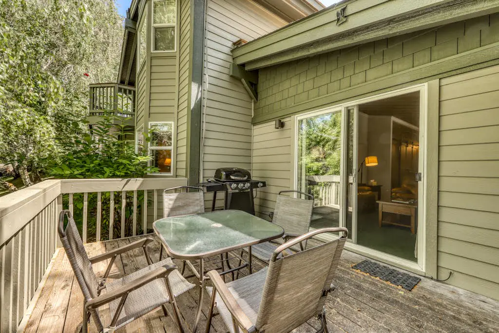 Single Level Ranch Condo in Elkhorn