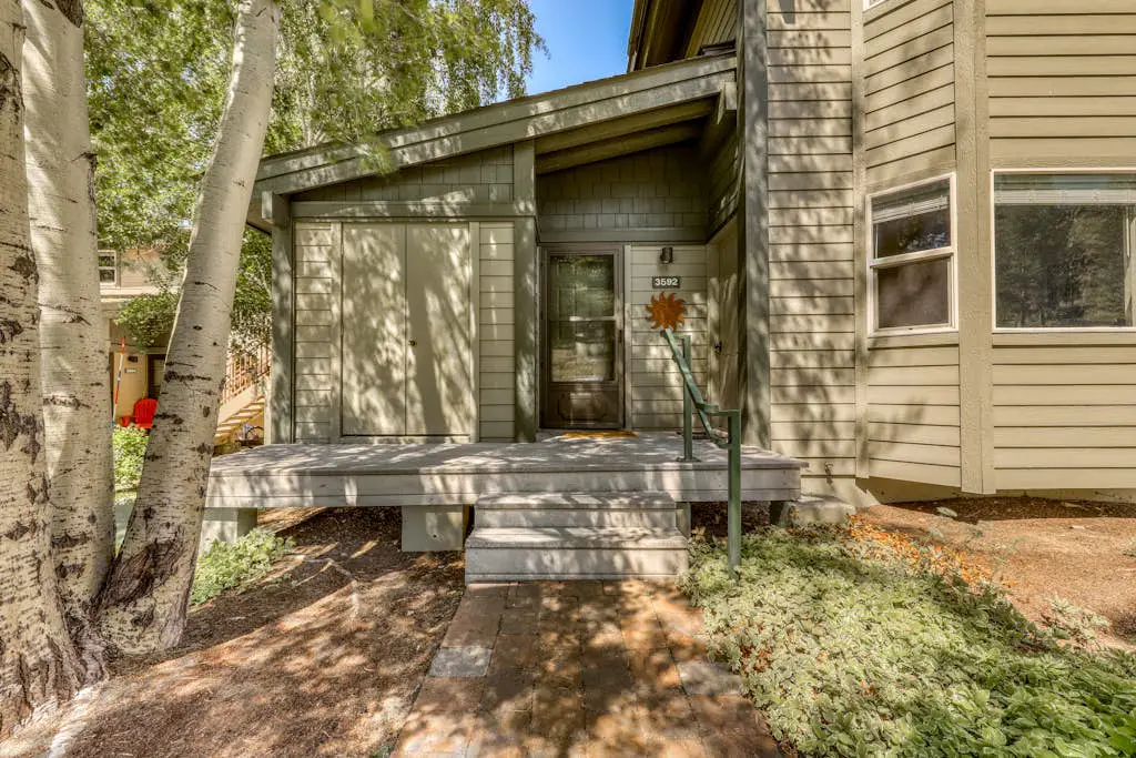 Single Level Ranch Condo in Elkhorn