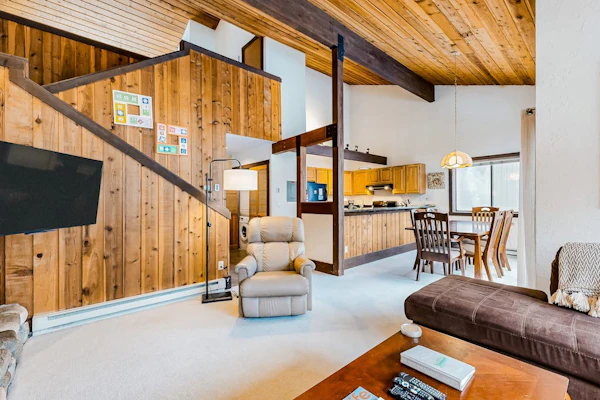Charming condo with mountain views, fireplace, hot tub & deck