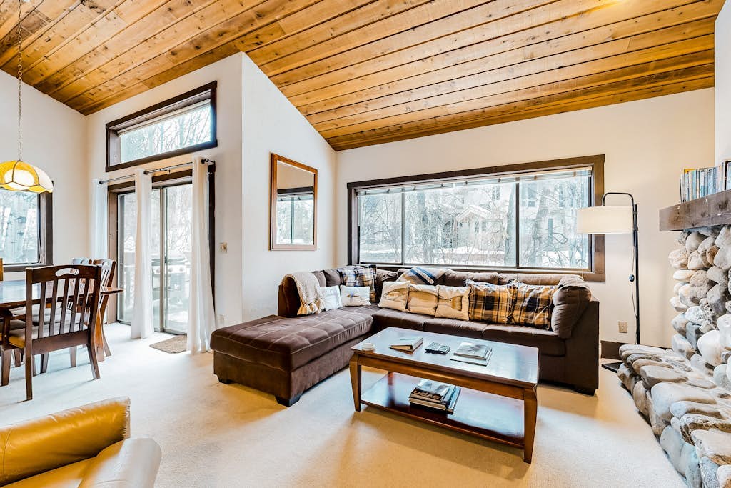 Charming condo with mountain views, fireplace, hot tub & deck