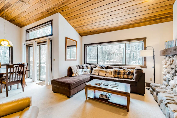 Charming condo with mountain views, fireplace, hot tub & deck