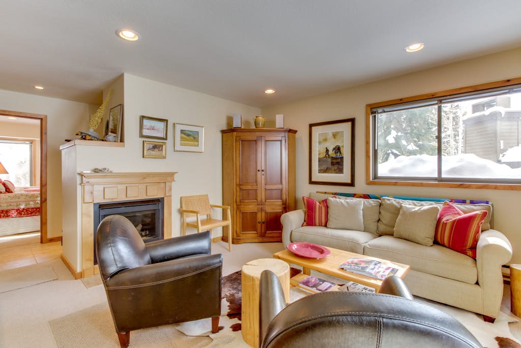 Charming Condo with Bluff Pool & Hot Tub - Gorgeous Mountain Views