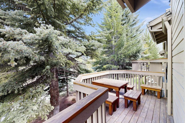Rustic home with gas fireplace, pool & hot tub - ski-in/out to Dollar Mountain
