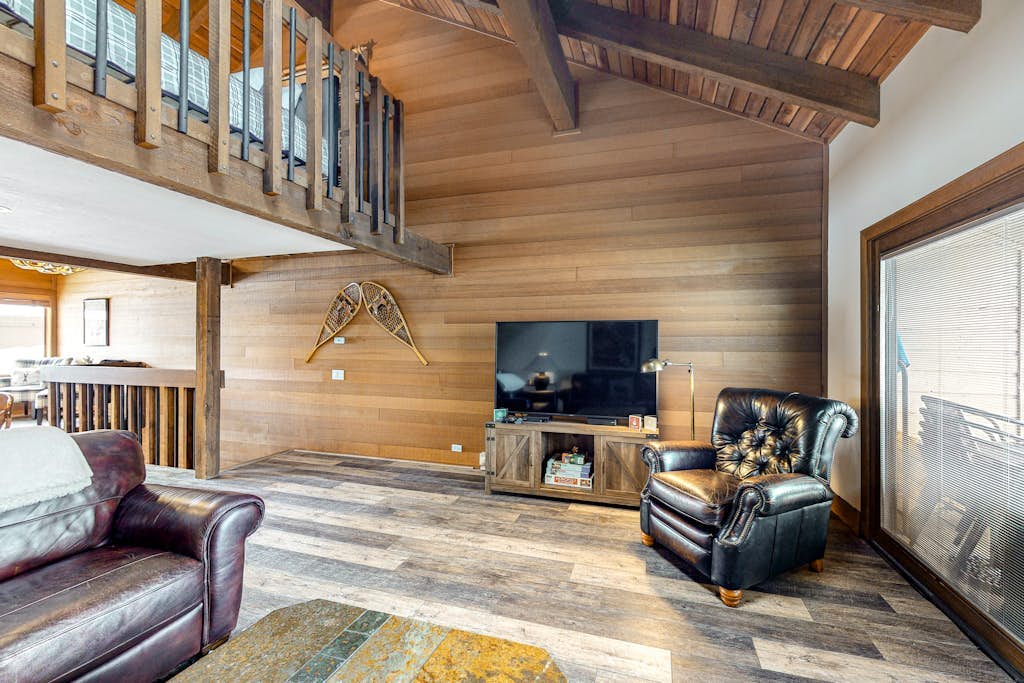 Ski-in/ski-out alpine condo with prime location, shared pool, hot tub, & tennis