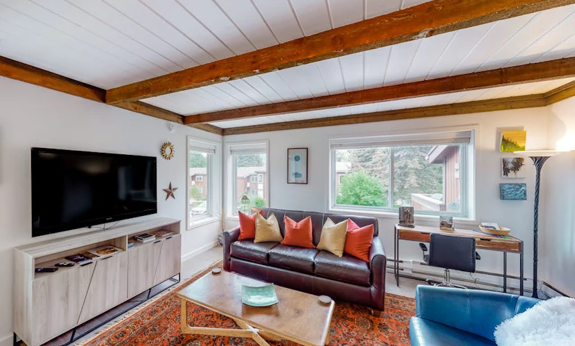 Thoughtfully renovated condo with Sun Valley pass to pool & tennis