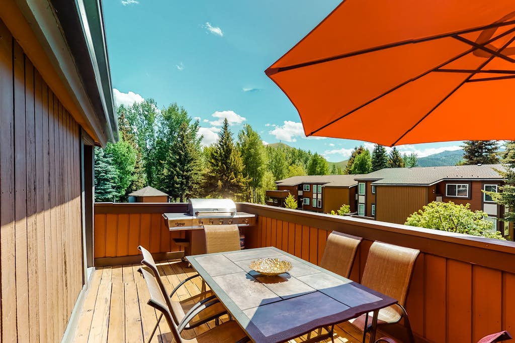 Thoughtfully renovated condo with Sun Valley pass to pool & tennis
