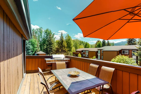 Thoughtfully renovated condo with Sun Valley pass to pool & tennis