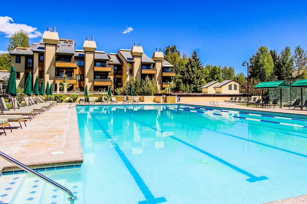 Thoughtfully renovated condo with Sun Valley pass to pool & tennis
