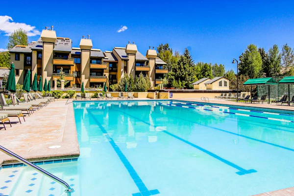 Thoughtfully renovated condo with Sun Valley pass to pool & tennis