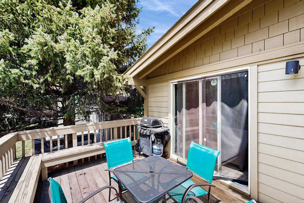 Comfy Condo with Shared Pool, Sauna - Near Slopes, Mountain Views