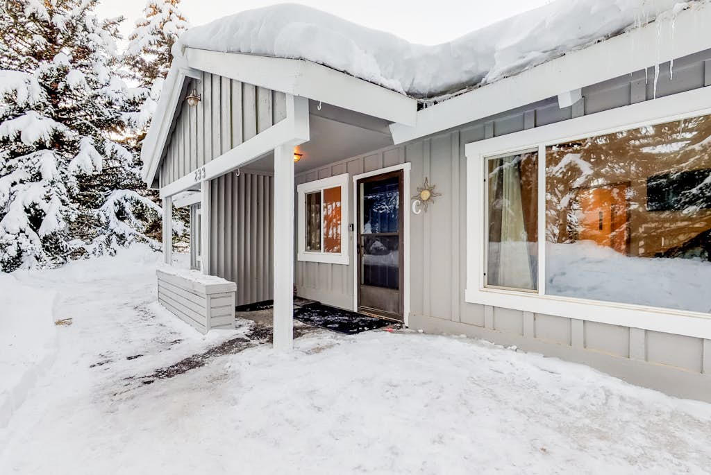 Newly updated condo - close to downtown Ketchum & the ski lifts