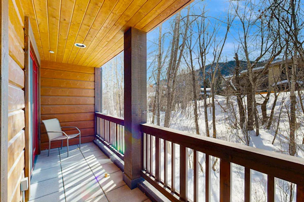 Spacious mountain getaway near the slopes with riverfront view & garage